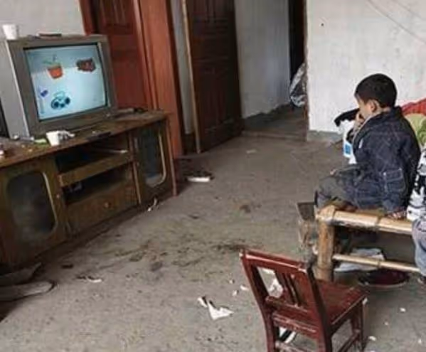 跟老公回老家過年,婆婆給我夾菜後做了一個動作,老公讓我滾!