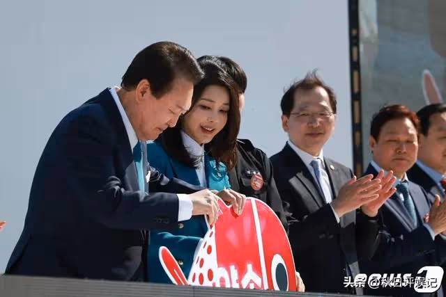 金建希靚麗裝扮參加園博園,矽膠臉被質疑整容,走丈夫身後顯低調