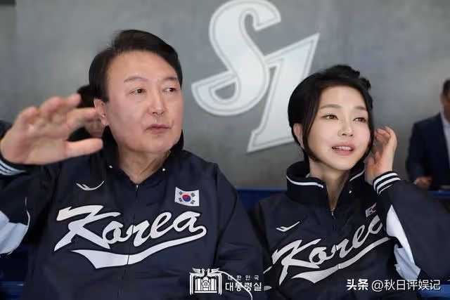 金建希靚麗裝扮參加園博園,矽膠臉被質疑整容,走丈夫身後顯低調