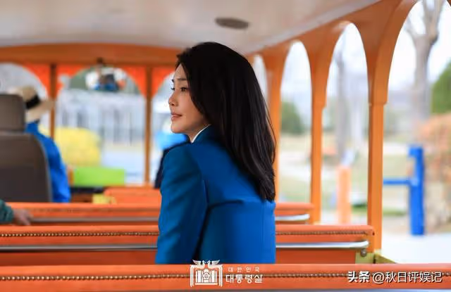金建希靚麗裝扮參加園博園,矽膠臉被質疑整容,走丈夫身後顯低調