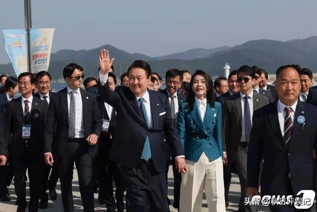 金建希靚麗裝扮參加園博園,矽膠臉被質疑整容,走丈夫身後顯低調