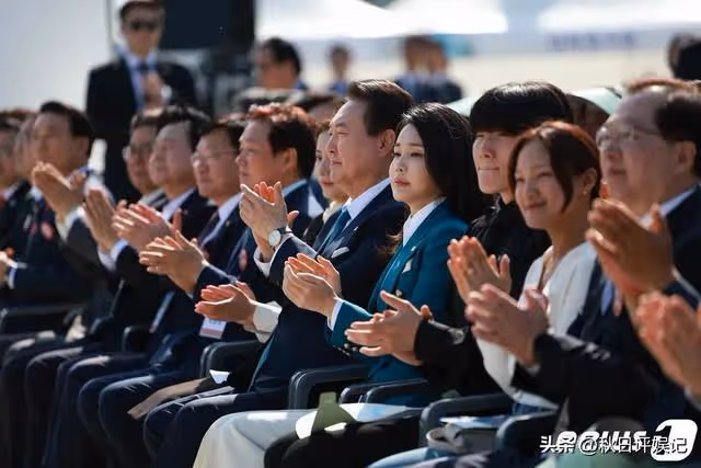 金建希靚麗裝扮參加園博園,矽膠臉被質疑整容,走丈夫身後顯低調