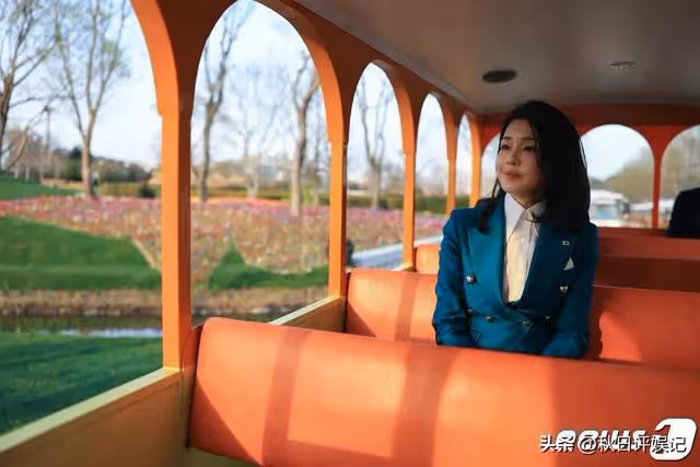 金建希靚麗裝扮參加園博園,矽膠臉被質疑整容,走丈夫身後顯低調