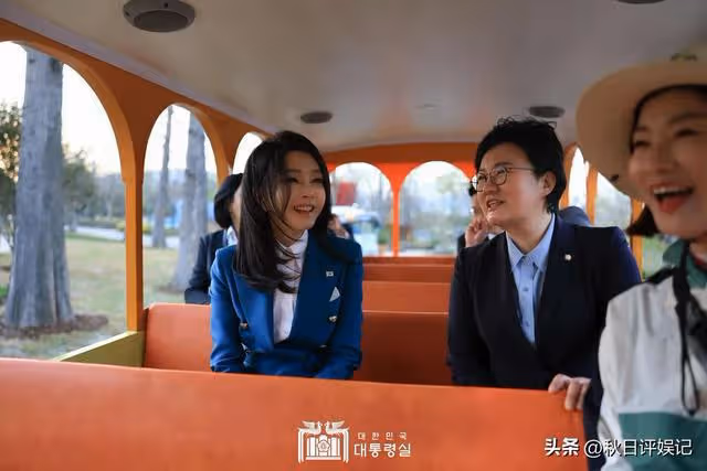 金建希靚麗裝扮參加園博園,矽膠臉被質疑整容,走丈夫身後顯低調