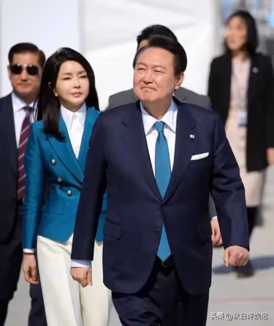 金建希靚麗裝扮參加園博園,矽膠臉被質疑整容,走丈夫身後顯低調