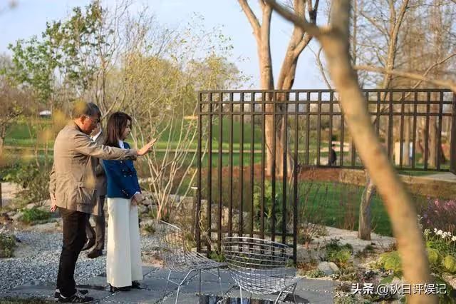 金建希靚麗裝扮參加園博園,矽膠臉被質疑整容,走丈夫身後顯低調