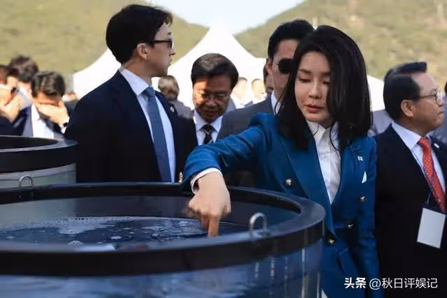 金建希靚麗裝扮參加園博園,矽膠臉被質疑整容,走丈夫身後顯低調