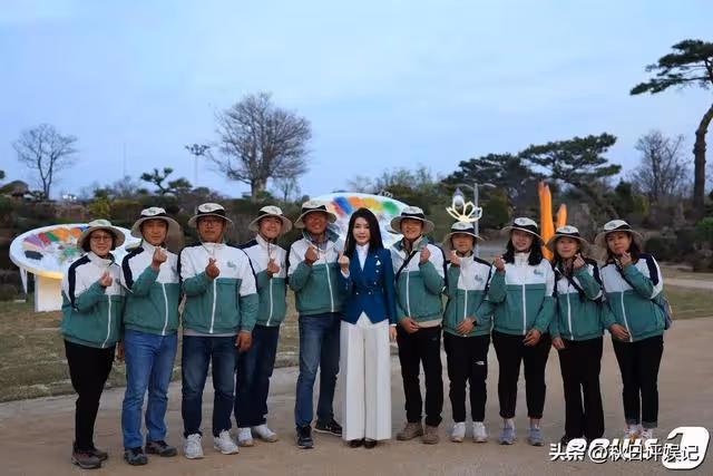 金建希靚麗裝扮參加園博園,矽膠臉被質疑整容,走丈夫身後顯低調
