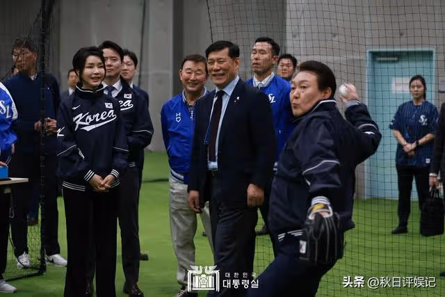 金建希靚麗裝扮參加園博園,矽膠臉被質疑整容,走丈夫身後顯低調