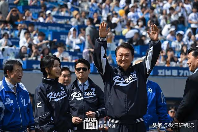 金建希靚麗裝扮參加園博園,矽膠臉被質疑整容,走丈夫身後顯低調