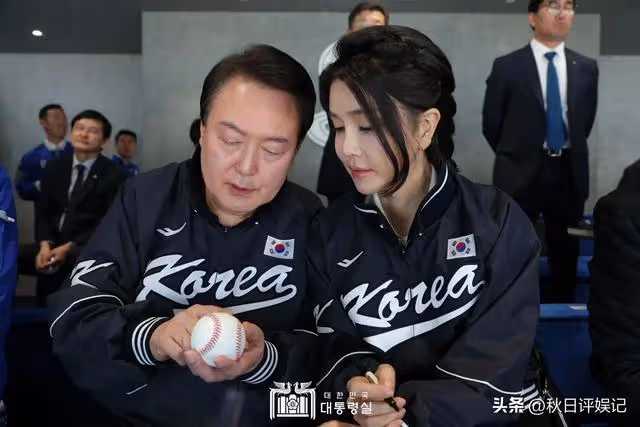 金建希靚麗裝扮參加園博園,矽膠臉被質疑整容,走丈夫身後顯低調