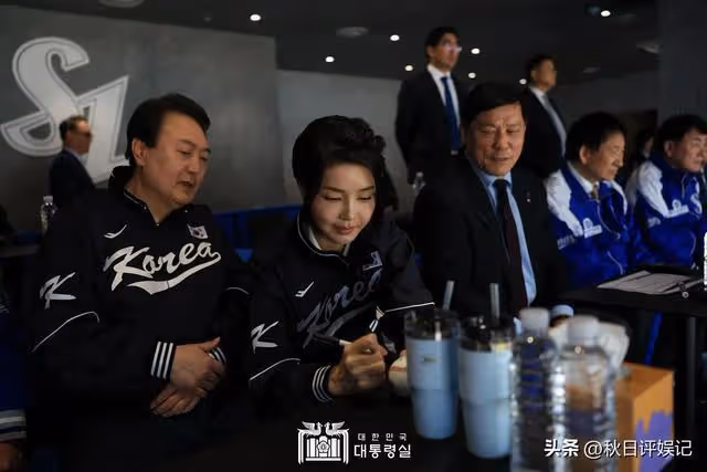 金建希靚麗裝扮參加園博園,矽膠臉被質疑整容,走丈夫身後顯低調