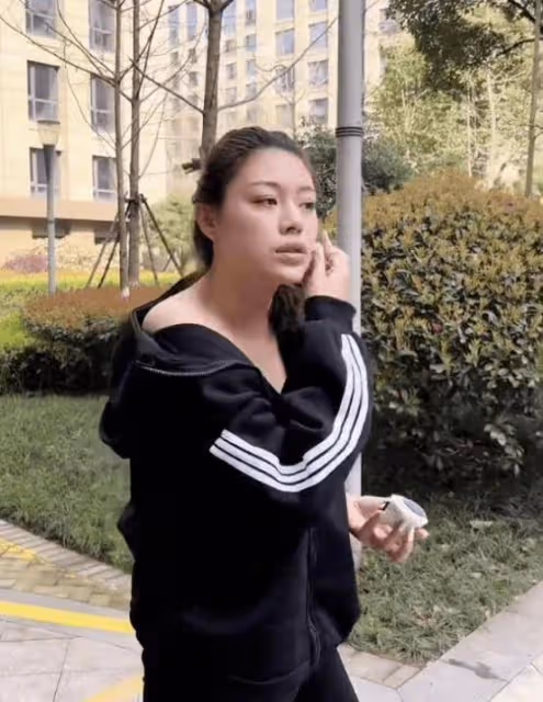 汪峰17歲長女小蘋果大變樣,穿著大膽身材優越,不輸繼母章子怡