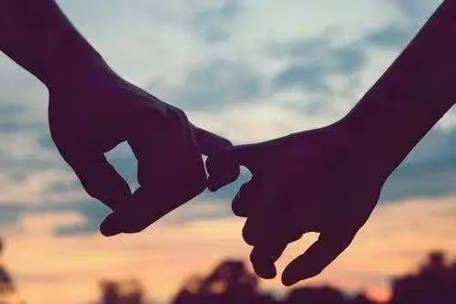 老公給老婆捏腳，卻遭到婆婆的痛斥，知道兒媳懷孕後馬上換了張臉