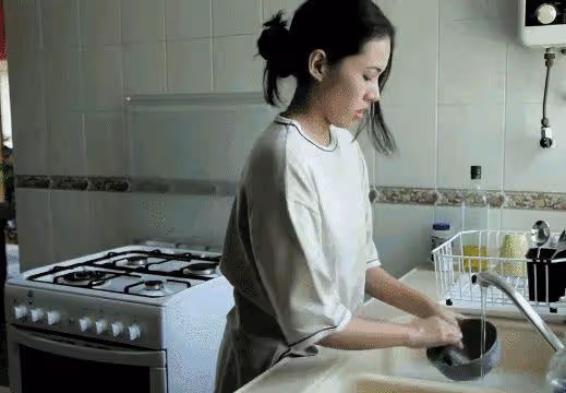 老公給老婆捏腳，卻遭到婆婆的痛斥，知道兒媳懷孕後馬上換了張臉
