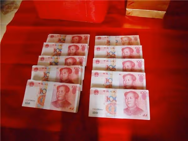 雙方親事沒談攏，當打開男方給的包袱時哭了，踏上了一場尋夫路