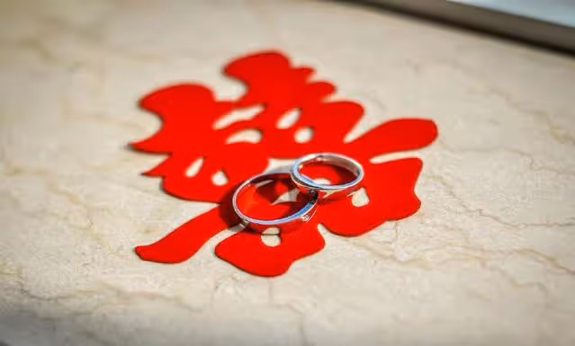 雙方親事沒談攏，當打開男方給的包袱時哭了，踏上了一場尋夫路