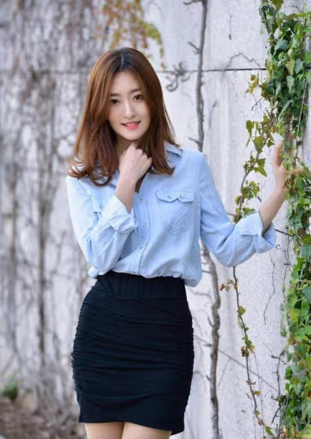 修身包臀短裙配高跟鞋，彰顯女子的柔情之美！