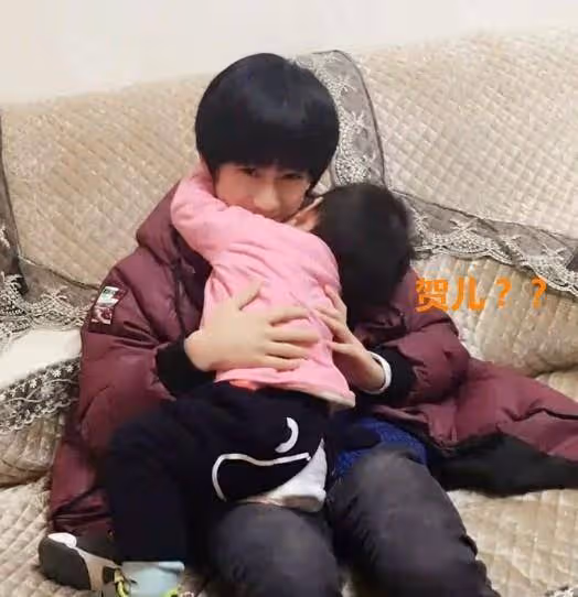 張真源抱侄子拍照，侄子格外神似賀峻霖，粉絲差點以為是小賀弟弟