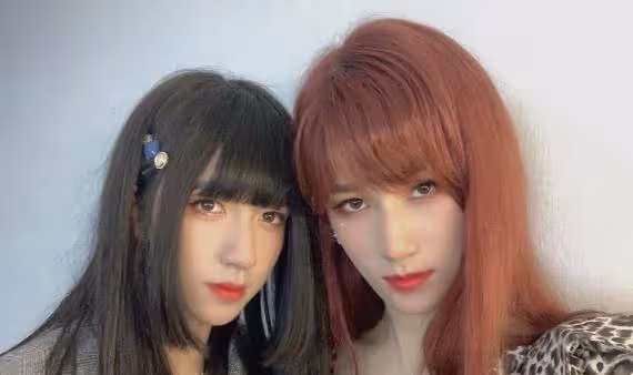 張真源抱侄子拍照，侄子格外神似賀峻霖，粉絲差點以為是小賀弟弟