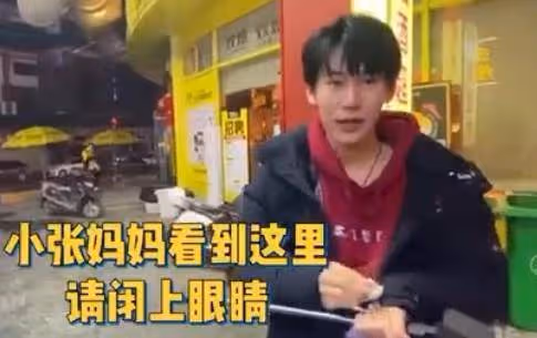 張真源抱侄子拍照，侄子格外神似賀峻霖，粉絲差點以為是小賀弟弟
