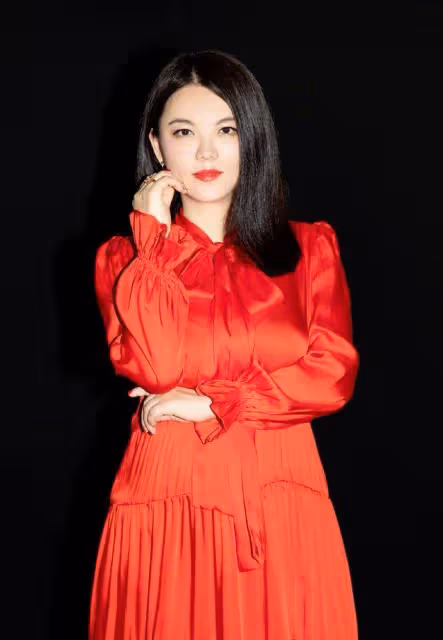 李湘真是「大號水蜜桃」，穿緊身裙展現凹凸好身材，大秀腰臀比！
