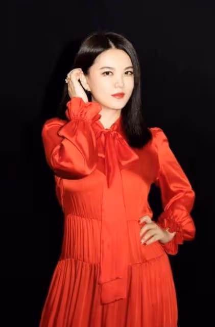 李湘真是「大號水蜜桃」，穿緊身裙展現凹凸好身材，大秀腰臀比！