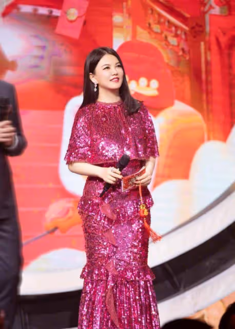 李湘真是「大號水蜜桃」，穿緊身裙展現凹凸好身材，大秀腰臀比！