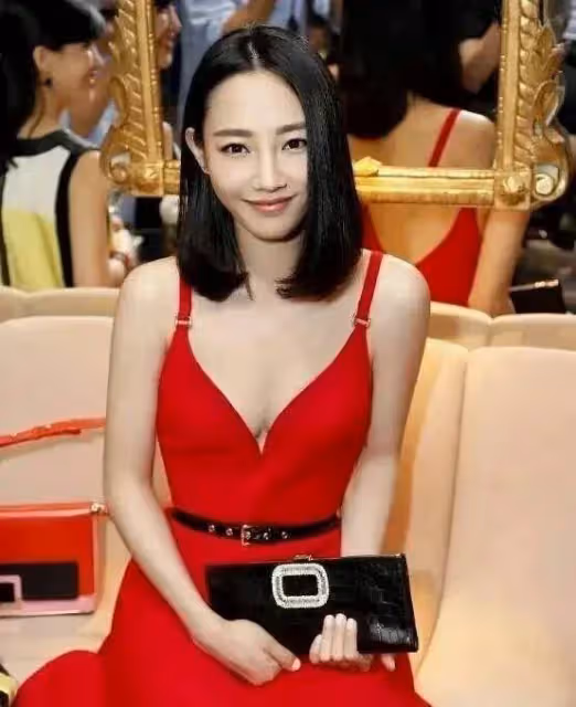 白百何35歲依舊動人,一身紅裙襯托傲人身材,楊冪干癟沒看點!