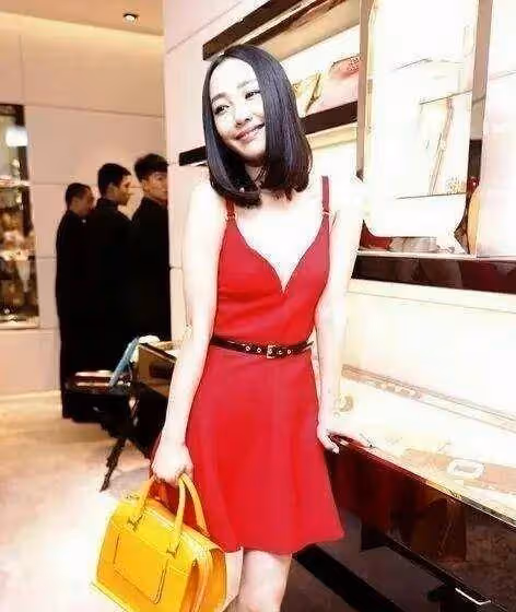 白百何35歲依舊動人,一身紅裙襯托傲人身材,楊冪干癟沒看點!