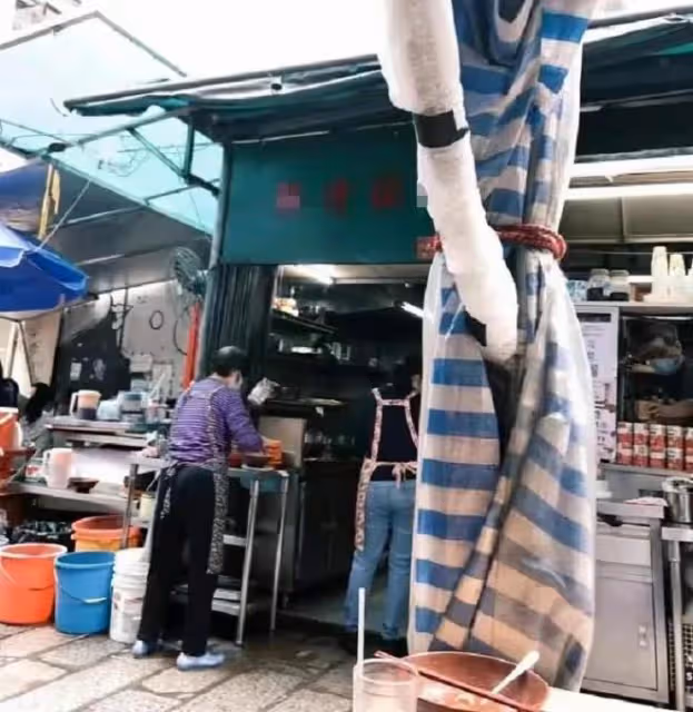 周潤發鍾鎮濤現身路邊蒼蠅小館吃飯,擠牆角排隊等餐,人均僅38元