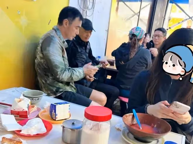 周潤發鍾鎮濤現身路邊蒼蠅小館吃飯,擠牆角排隊等餐,人均僅38元