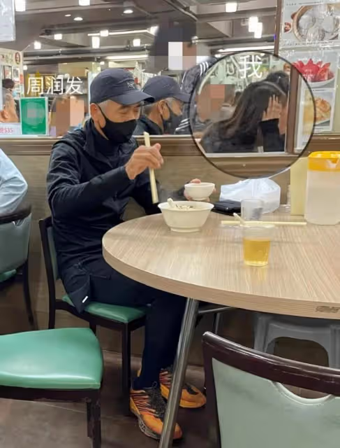 周潤發鍾鎮濤現身路邊蒼蠅小館吃飯,擠牆角排隊等餐,人均僅38元