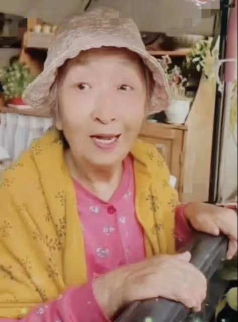 90歲老戲骨彭玉近況曝光,身材瘦小老了很多,晚年生活卻很是幸福