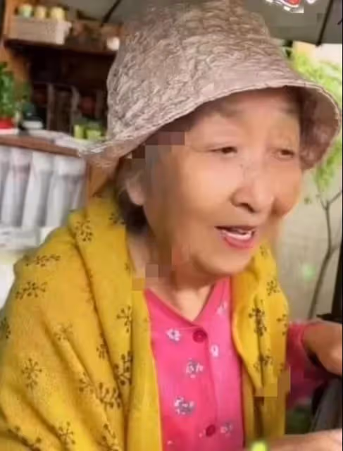 90歲老戲骨彭玉近況曝光,身材瘦小老了很多,晚年生活卻很是幸福