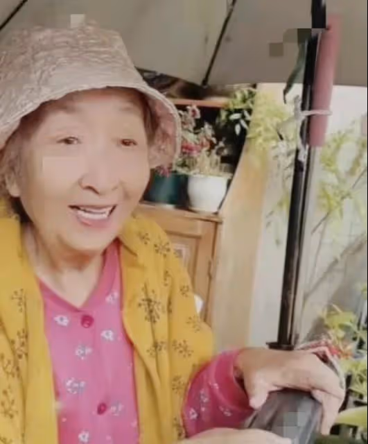 90歲老戲骨彭玉近況曝光,身材瘦小老了很多,晚年生活卻很是幸福