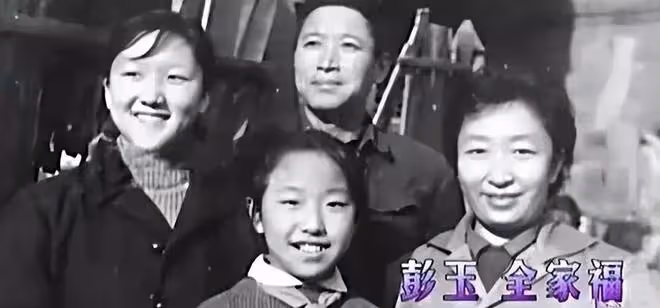 90歲老戲骨彭玉近況曝光,身材瘦小老了很多,晚年生活卻很是幸福