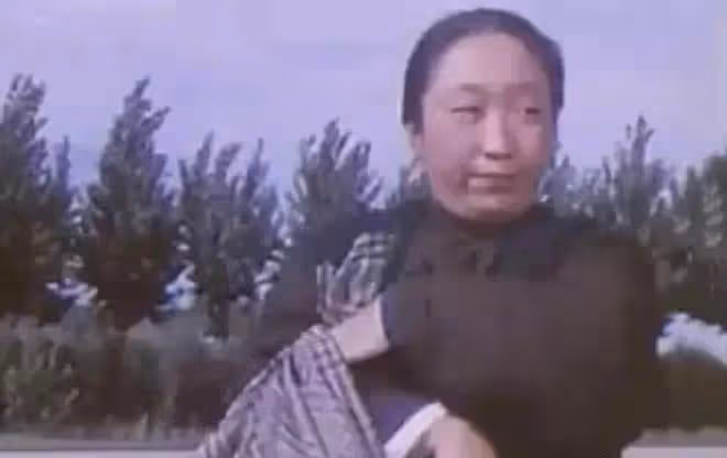 90歲老戲骨彭玉近況曝光,身材瘦小老了很多,晚年生活卻很是幸福