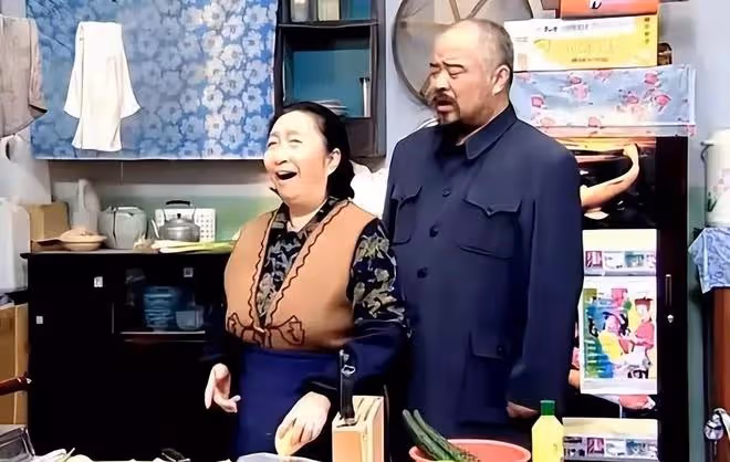 90歲老戲骨彭玉近況曝光,身材瘦小老了很多,晚年生活卻很是幸福