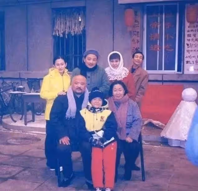 90歲老戲骨彭玉近況曝光,身材瘦小老了很多,晚年生活卻很是幸福