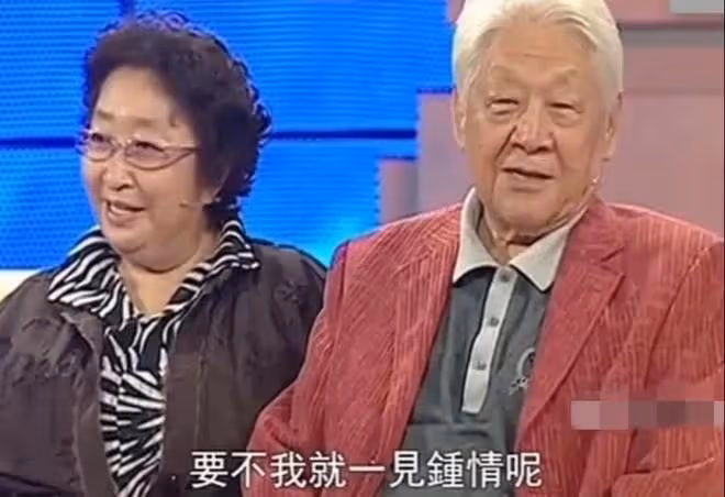 90歲老戲骨彭玉近況曝光,身材瘦小老了很多,晚年生活卻很是幸福