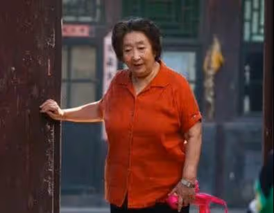 90歲老戲骨彭玉近況曝光,身材瘦小老了很多,晚年生活卻很是幸福