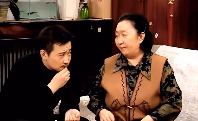 90歲老戲骨彭玉近況曝光,身材瘦小老了很多,晚年生活卻很是幸福