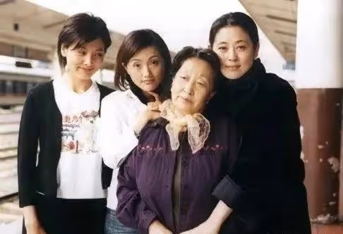 90歲老戲骨彭玉近況曝光,身材瘦小老了很多,晚年生活卻很是幸福