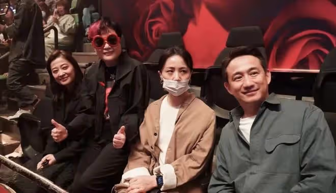 黃磊等人在張國榮紀念音樂會被偶遇,孫莉眼眶泛紅,梅婷衰老明顯