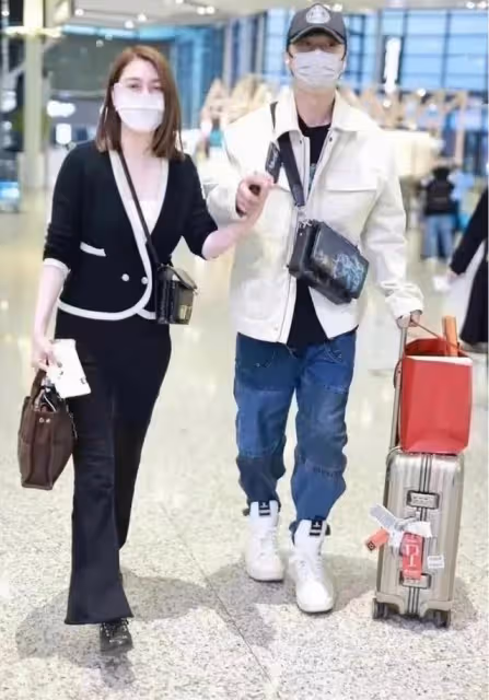 畢瑩主動退出?張丹峰洪欣合體直播,出軌也不離婚,背後原因曝光