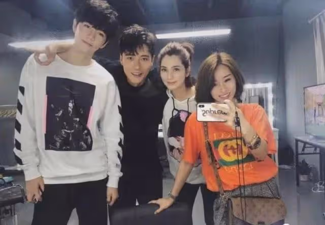 畢瑩主動退出?張丹峰洪欣合體直播,出軌也不離婚,背後原因曝光