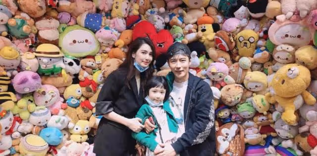 畢瑩主動退出?張丹峰洪欣合體直播,出軌也不離婚,背後原因曝光