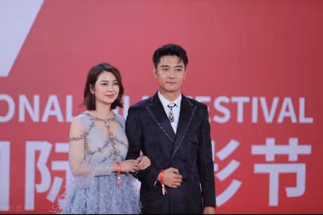 畢瑩主動退出?張丹峰洪欣合體直播,出軌也不離婚,背後原因曝光