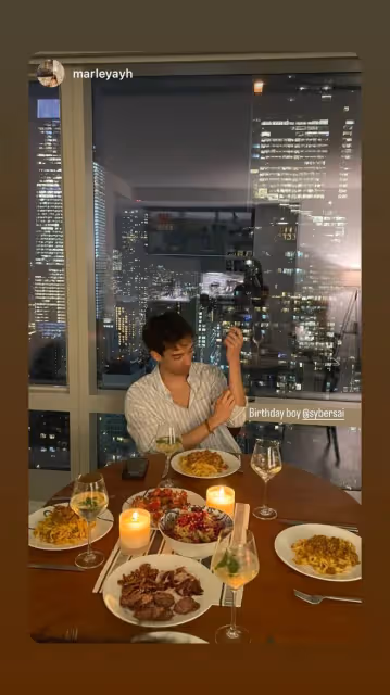 韋唯大兒子吃燭光晚餐慶生!肌肉壯碩與美女相擁,二弟鬍子拉碴